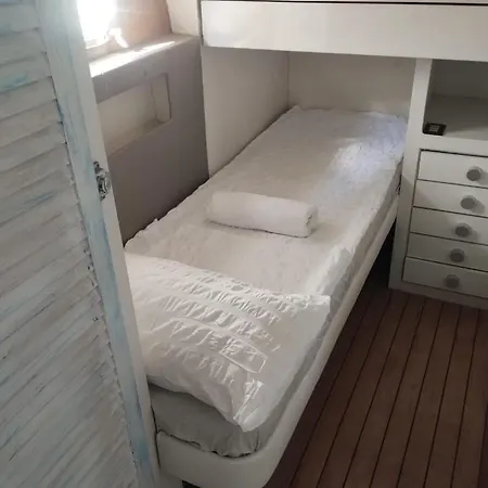 Mar Y Pepa Botel